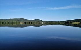 Gula Huset, Lakene Ostgard